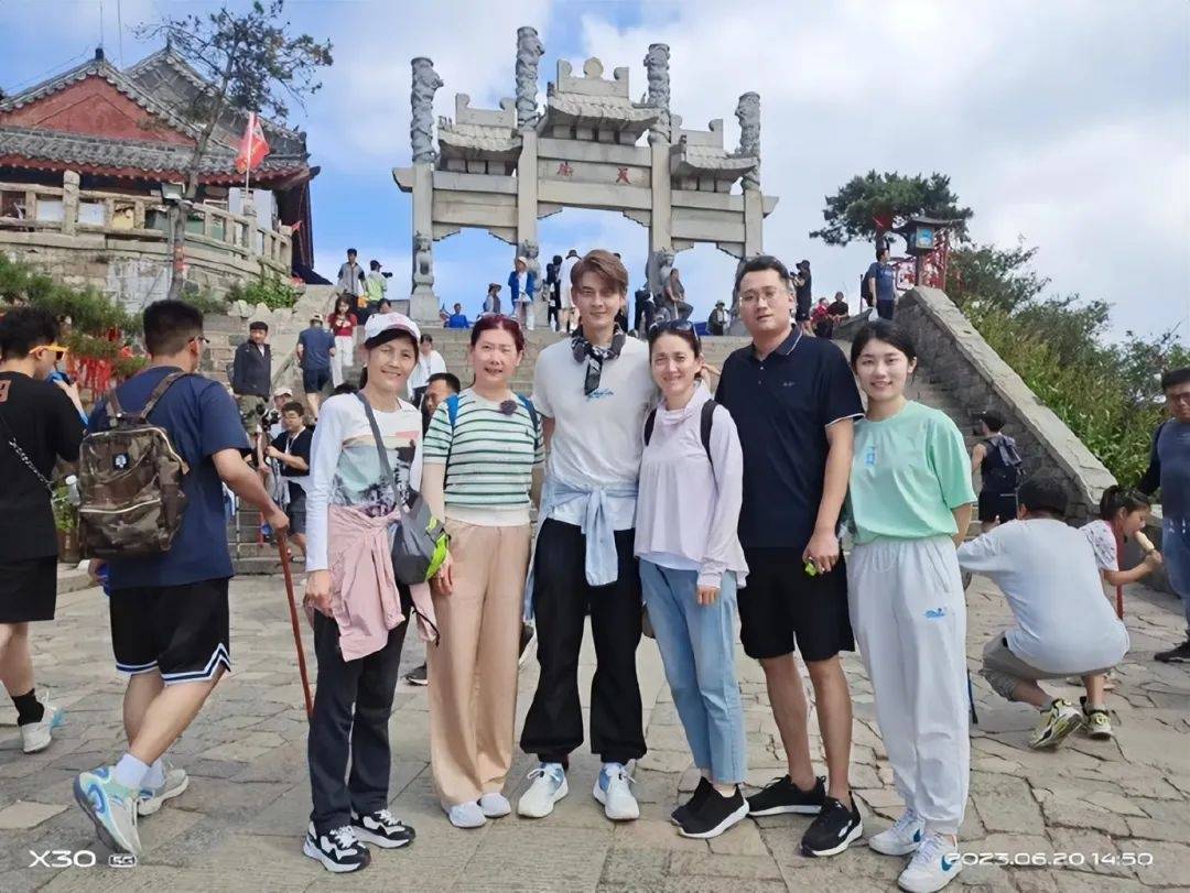 48岁偶像剧男星寻亲成功，回山东老家收麦子生啃大葱：上次这么快乐奔跑还是小时候
