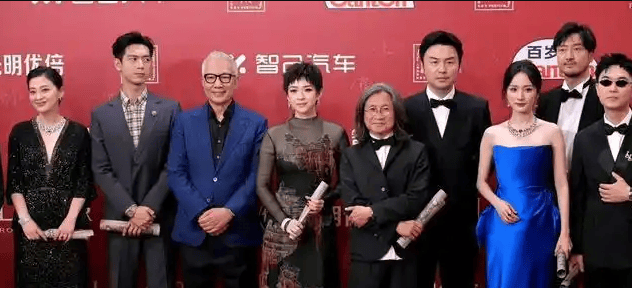 章子怡剪开领口杨幂穿蓝裙抢风头？女明星为博出位真的很拼！