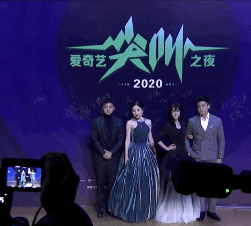 章子怡剪开领口杨幂穿蓝裙抢风头？女明星为博出位真的很拼！