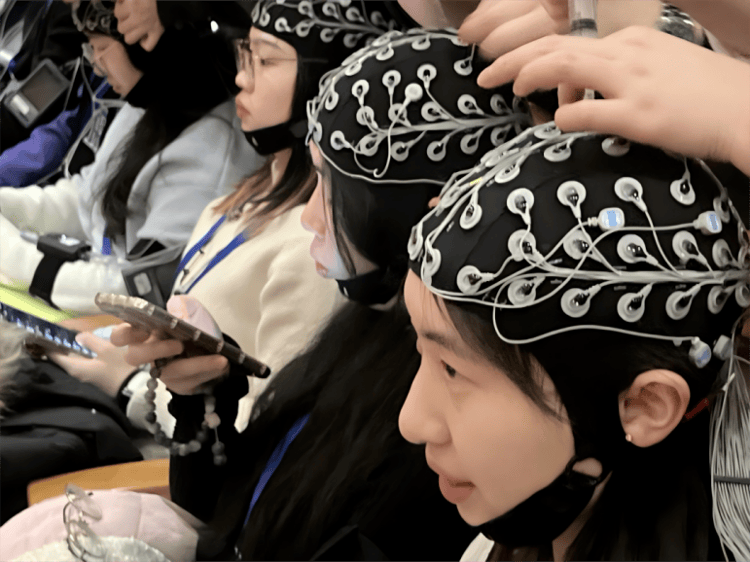 “这是什么神秘高科技？”多人戴“奇异头套”看演出，清华大学回应
