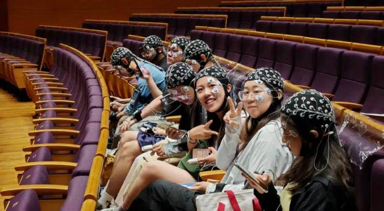 “这是什么神秘高科技？”多人戴“奇异头套”看演出，清华大学回应