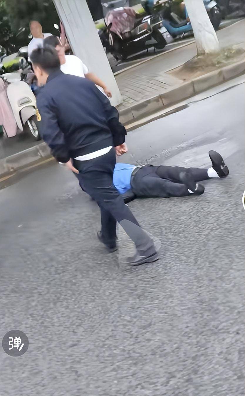 “摊贩挥了一拳，城管人员倒地”视频引关注；贵阳当地派出所：事情正在处理