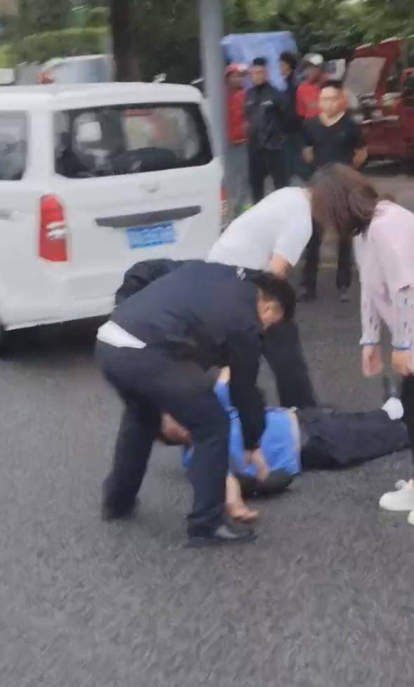 “摊贩挥了一拳，城管人员倒地”视频引关注；贵阳当地派出所：事情正在处理