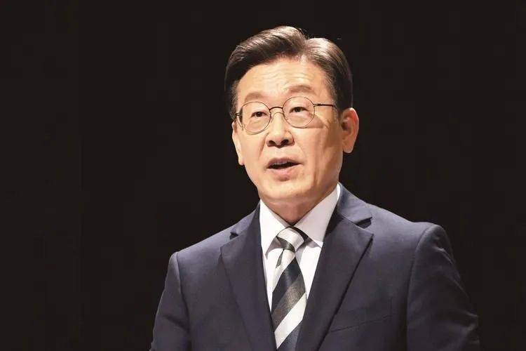 10天倒计时，韩国被逼上“绝境”，美国张口要4000亿，李在明签不签？