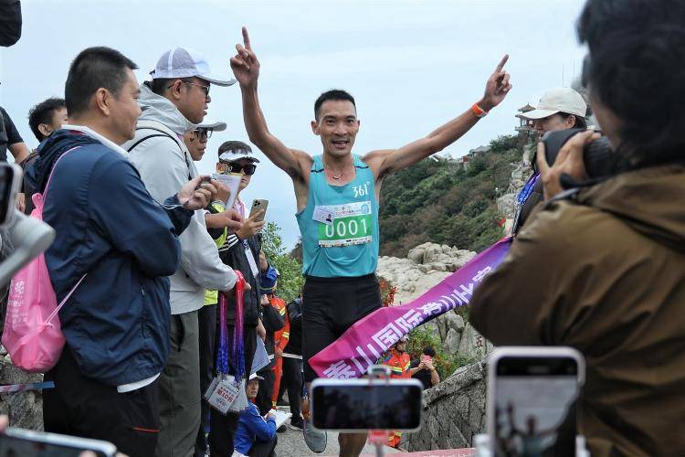 “你登上山顶,我还没到售票处”,泰山国际登山赛一男子59分52秒夺冠,18年前他创下的56分22秒纪录至今无人打破