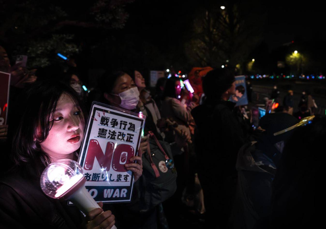 高市早苗一意孤行，日本160地爆发抗议，中国反制升级，取消中日53条航线！