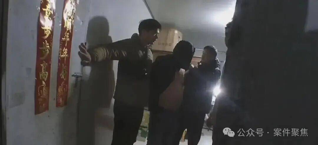 上海夫妻双双殒命！贵重财物没丢失，一枚血手印成关键线索，30年后真相大白