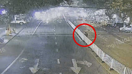 男子为抄近路拆马路护栏，被行拘