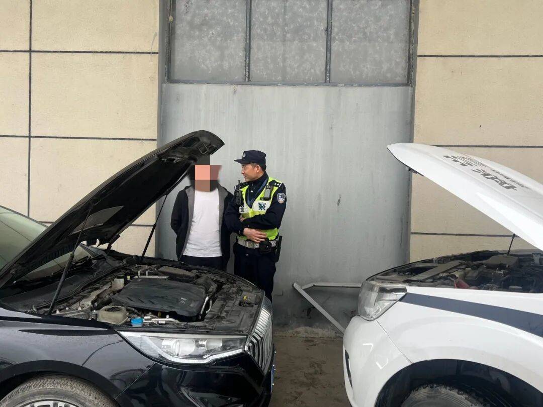 男子失业后瞒着家人，在车里住了7天，车子、手机都没电，孤立无援的他向路口的交警求助，交警为他搭电并安慰