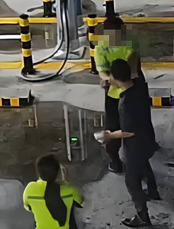 货车司机在加油站支起锅灶明火炒菜,不听劝阻还殴打工作人员